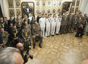 Luca Ferretti in prima fila con la divisa della Marina Militare